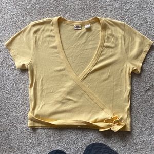 Levi yellow short sleeve